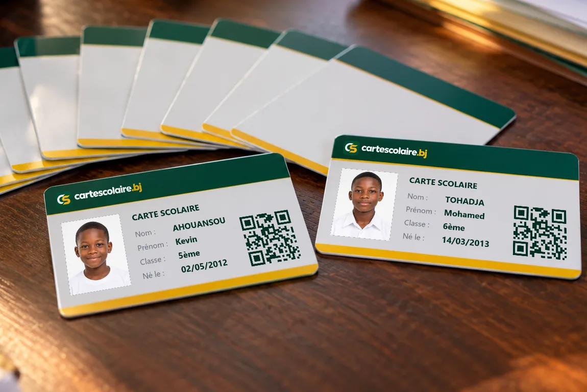 Cartes scolaires imprimées étalées sur un bureau